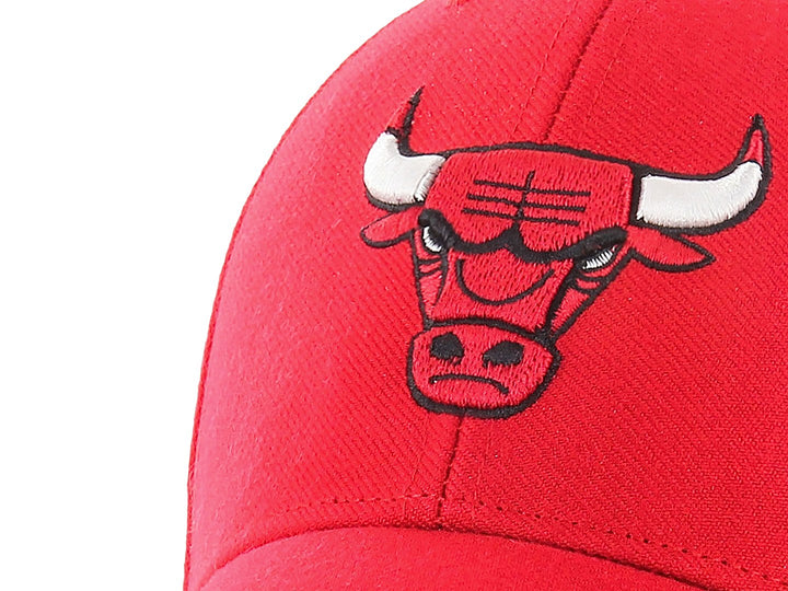Gorra roja de béisbol marca 47 Brand con el logotipo bordado de los Chicago Bulls en la parte frontal.