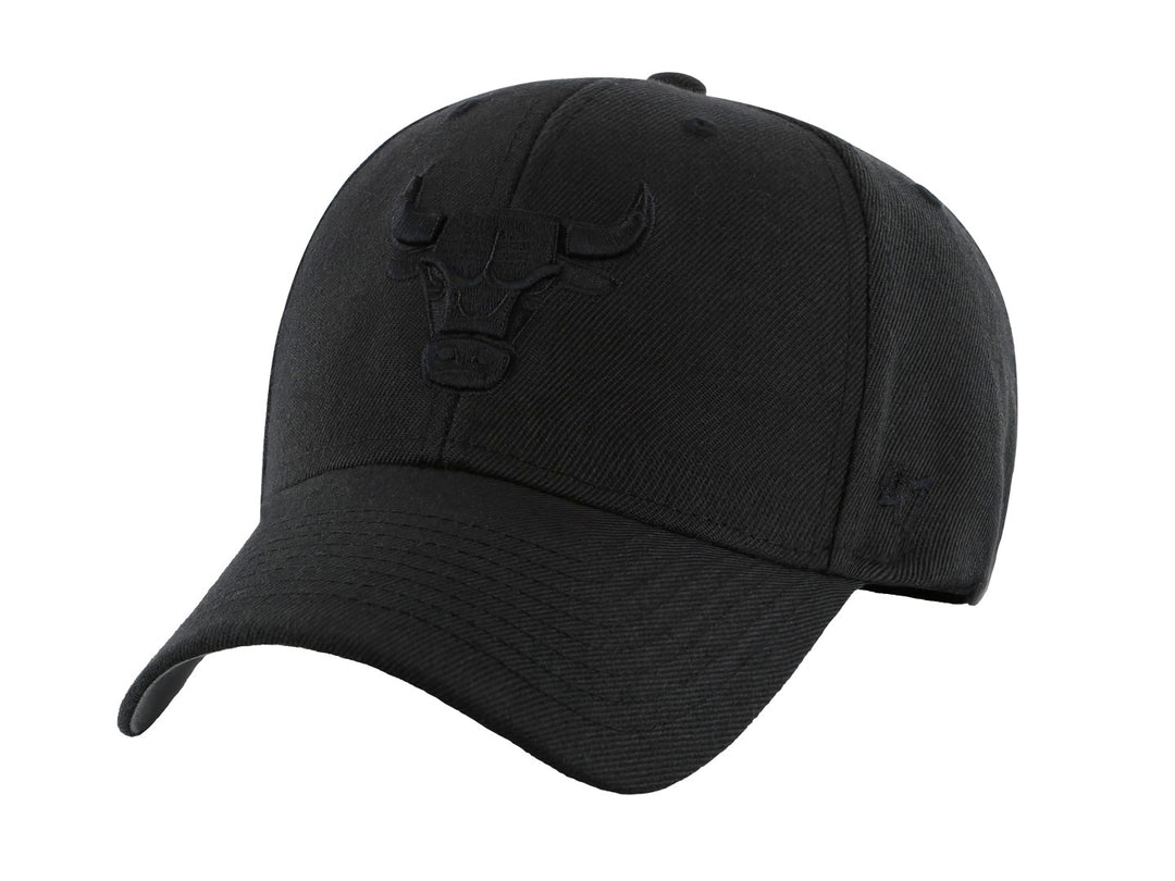 Gorra de béisbol color negro con logo bordado en relieve del equipo Chicago Bulls.