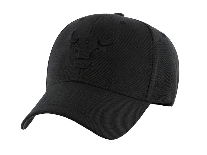 Gorra de béisbol color negro con logo bordado en relieve del equipo Chicago Bulls.
