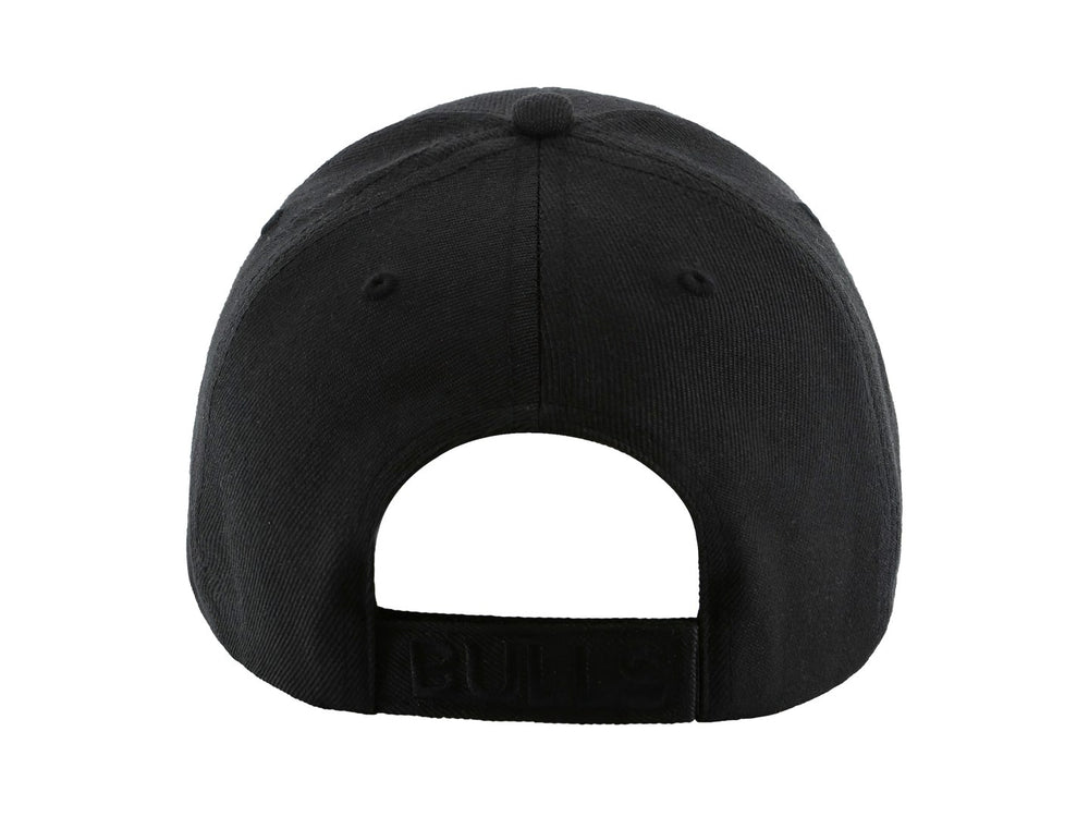 Gorra de béisbol color negro con logo bordado en relieve del equipo Chicago Bulls.