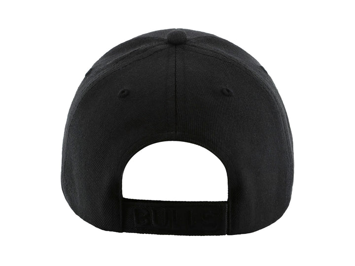Gorra de béisbol color negro con logo bordado en relieve del equipo Chicago Bulls.