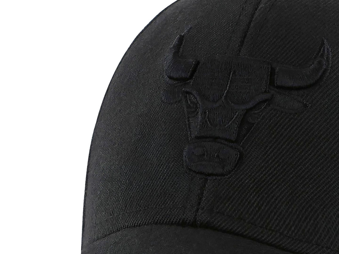 Gorra de béisbol color negro con logo bordado en relieve del equipo Chicago Bulls.