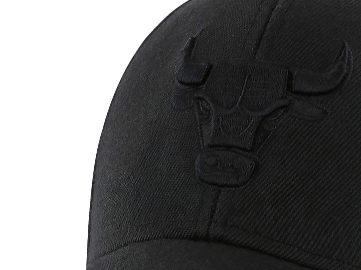 Gorra de béisbol color negro con logo bordado en relieve del equipo Chicago Bulls.