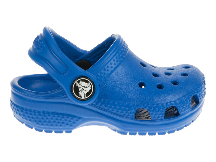 Zueco Crocs para niños en color azul con correa trasera y perforaciones superiores.