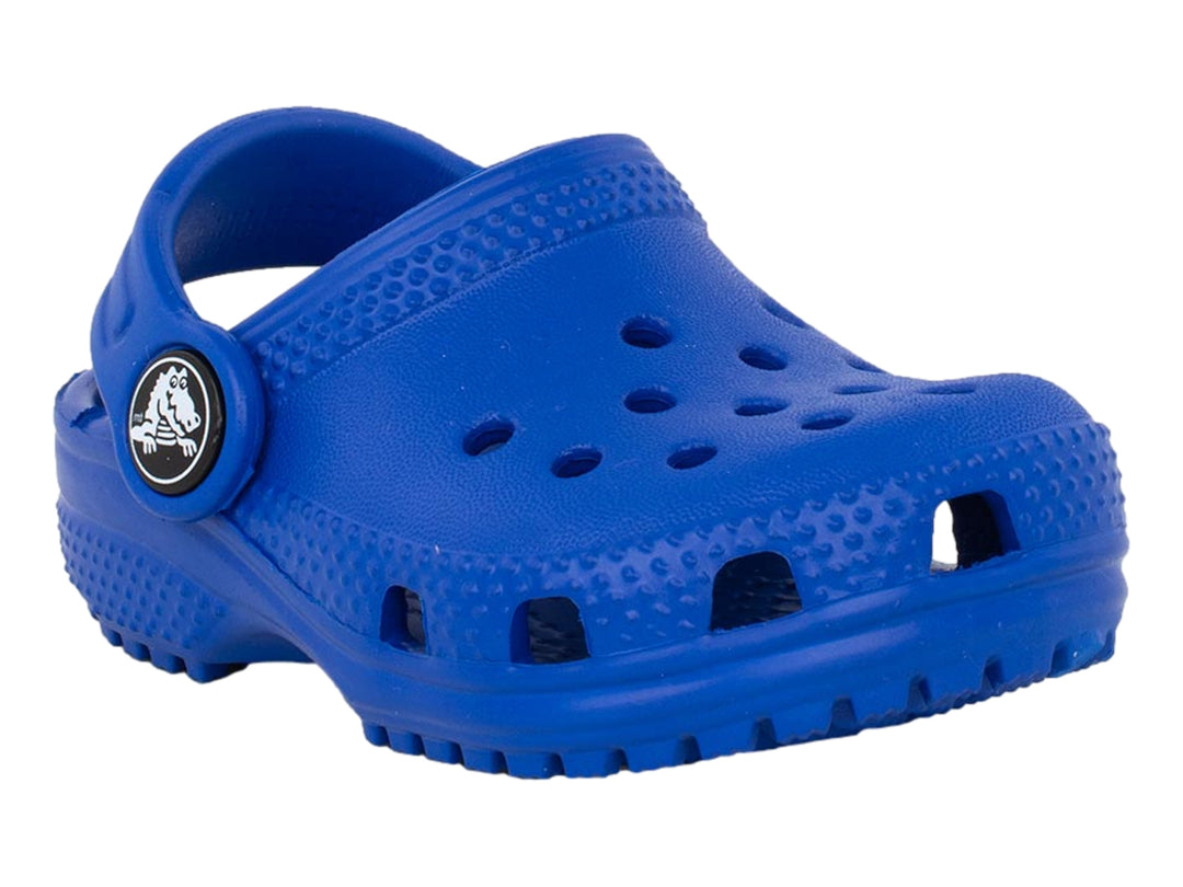 Zueco Crocs para niños en color azul con correa trasera y perforaciones superiores.