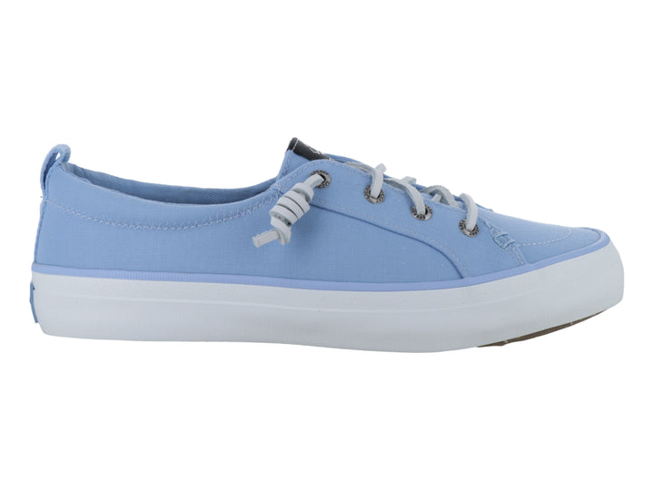 Tenis casuales Sperry de lona en color azul claro con suela blanca y cordones.