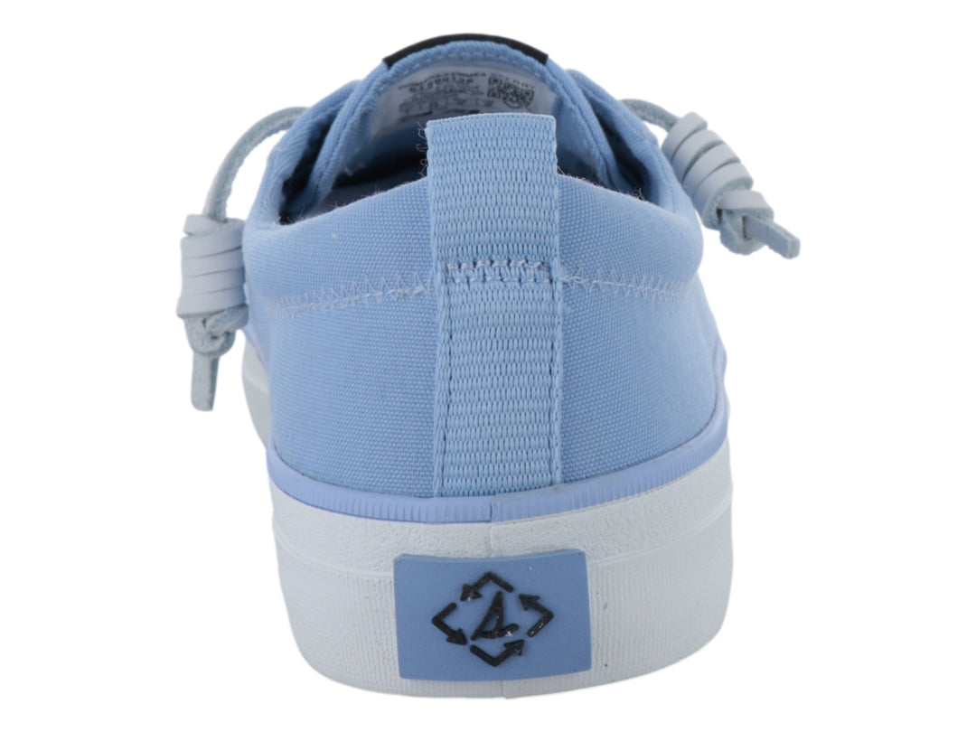 Tenis casuales Sperry de lona en color azul claro con suela blanca y cordones.