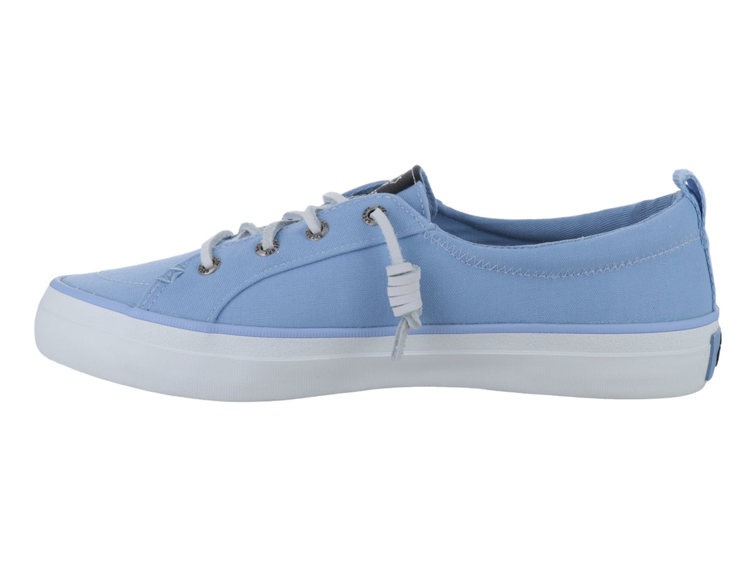 Tenis casuales Sperry de lona en color azul claro con suela blanca y cordones.
