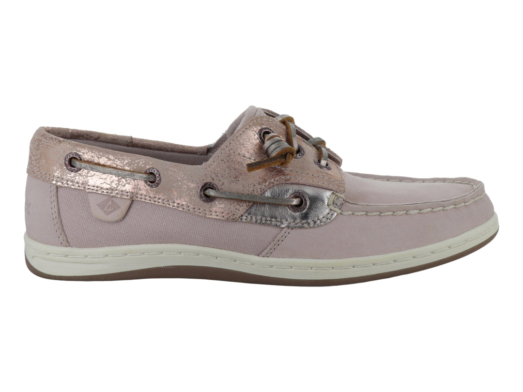Zapato náutico Sperry color rosa con detalles metálicos plateados y suela blanca.