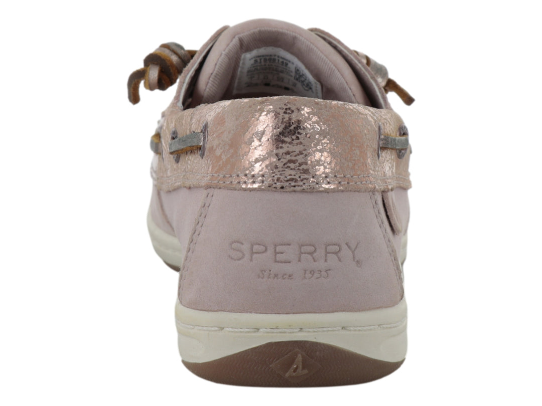Zapato náutico Sperry color rosa con detalles metálicos plateados y suela blanca.