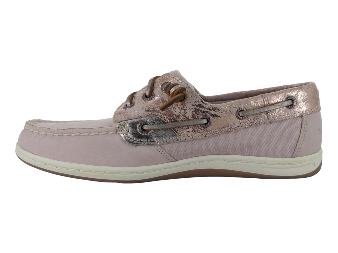 Zapato náutico Sperry color rosa con detalles metálicos plateados y suela blanca.