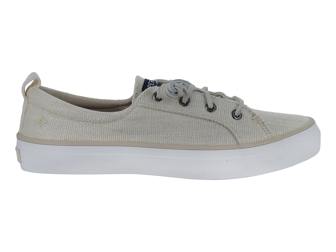 Tenis Sperry color off white de tela con cordones y suela blanca plana.