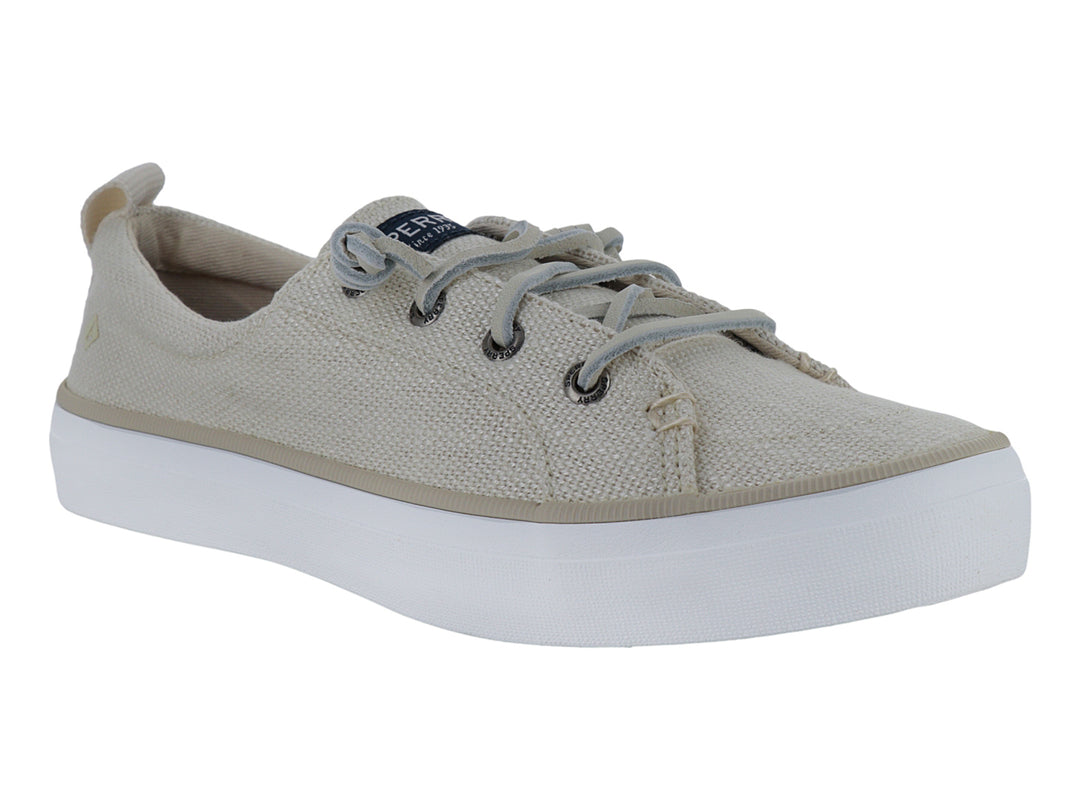 Tenis Sperry color off white de tela con cordones y suela blanca plana.