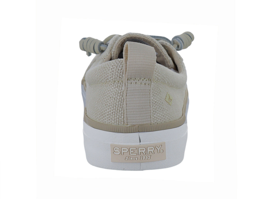 Tenis Sperry color off white de tela con cordones y suela blanca plana.