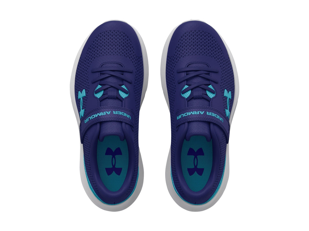 Tenis deportivos Under Armour color azul con detalles en turquesa, suela blanca y cierre de correa con velcro.