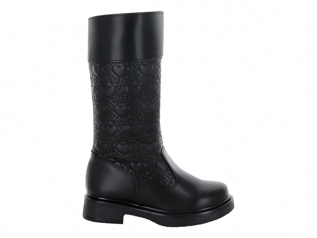 Bota negra con diseño de corazones en relieve en la caña y suela gruesa.