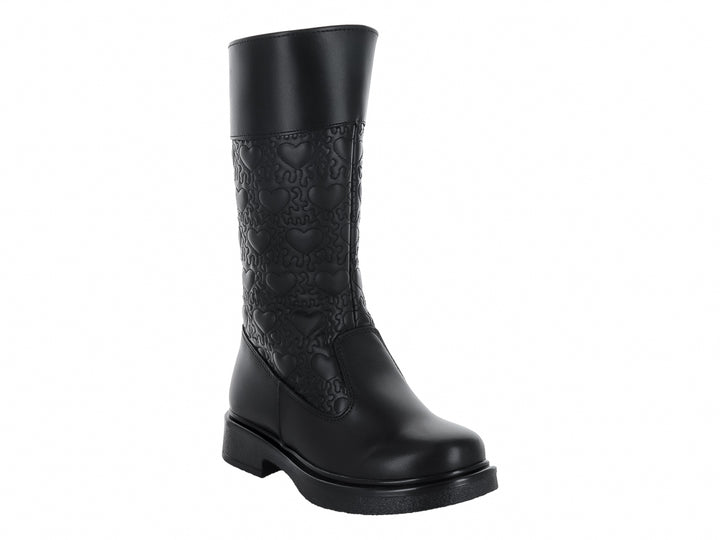 Bota negra de cuello alto con diseño grabado de corazones y suela gruesa.