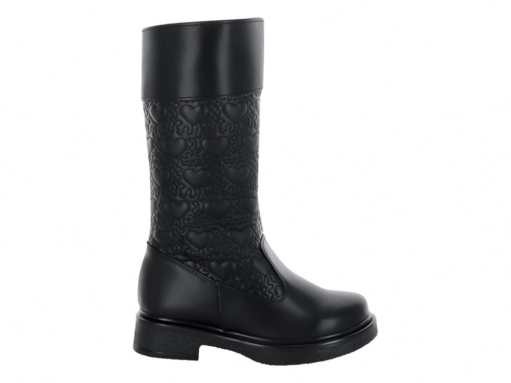 Bota negra de cuello alto con diseño grabado de corazones y suela gruesa.