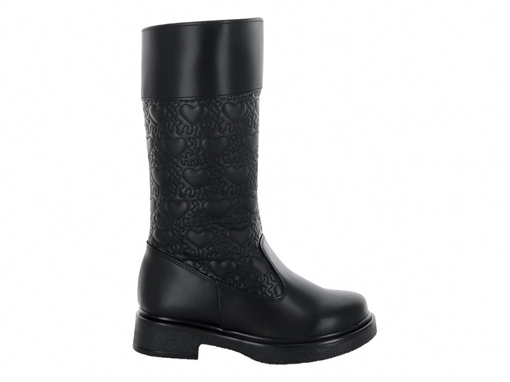 Bota negra de cuello alto con diseño grabado de corazones y suela gruesa.