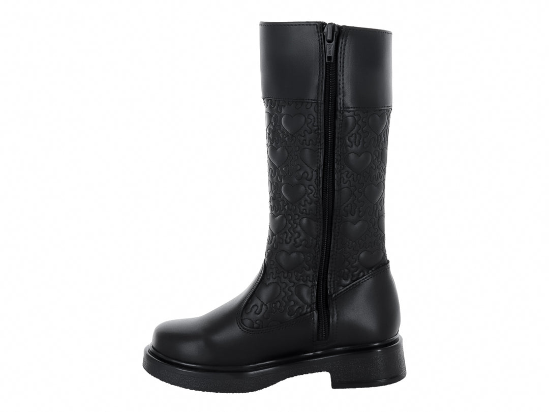 Bota negra de cuello alto con diseño grabado de corazones y suela gruesa.