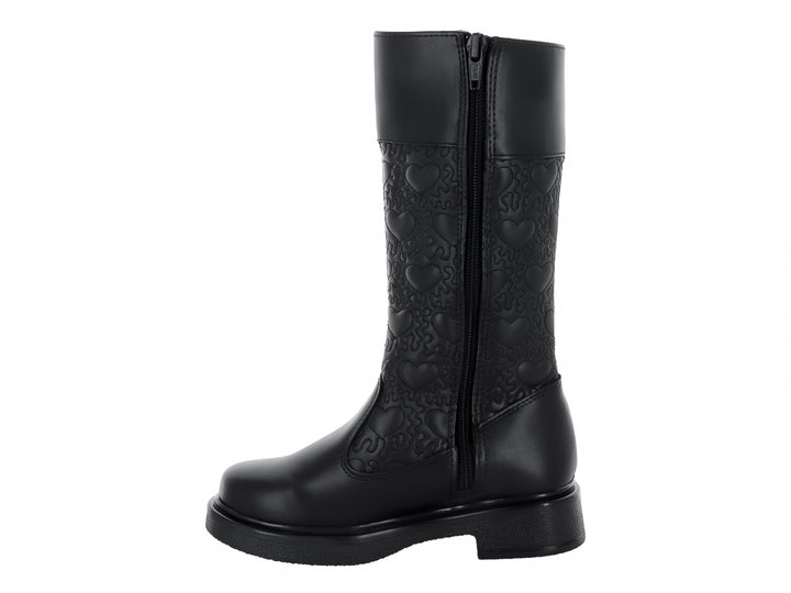 Bota negra de cuello alto con diseño grabado de corazones y suela gruesa.