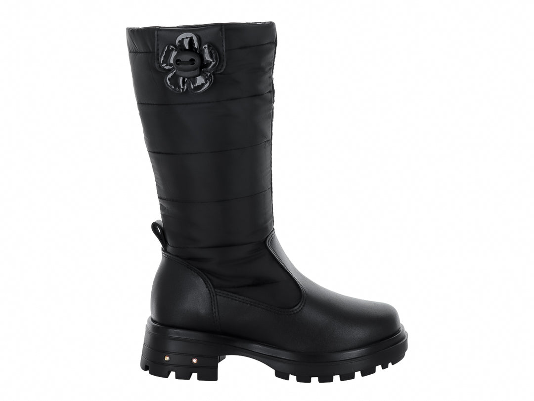 Bota negra de caña alta con suela track y detalle decorativo floral en el costado.