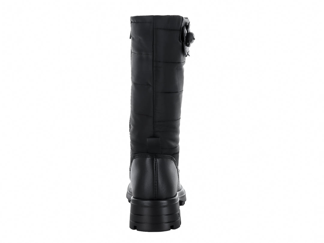Bota negra de caña alta con suela track y detalle decorativo floral en el costado.
