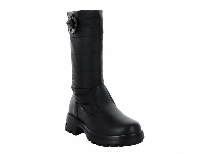 Bota alta de color negro con suela track y detalle floral decorativo en el lateral.