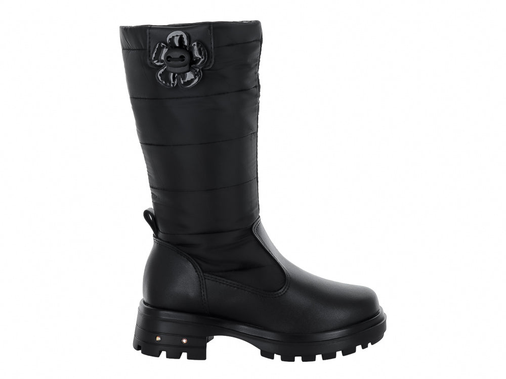Bota alta de color negro con suela track y detalle floral decorativo en el lateral.