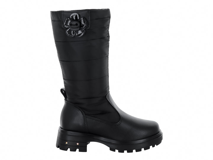 Bota alta de color negro con suela track y detalle floral decorativo en el lateral.