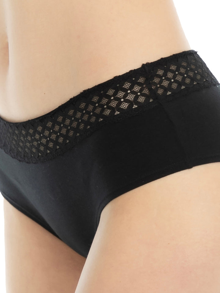 Calzones tipo bikini color negro con detalle de encaje en la cintura.
