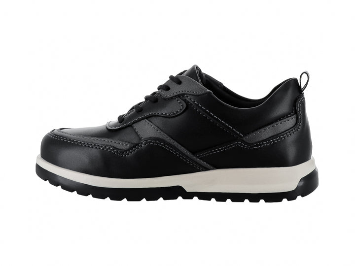 Tenis infantiles color negro con suela blanca y cordones, estilo casual.