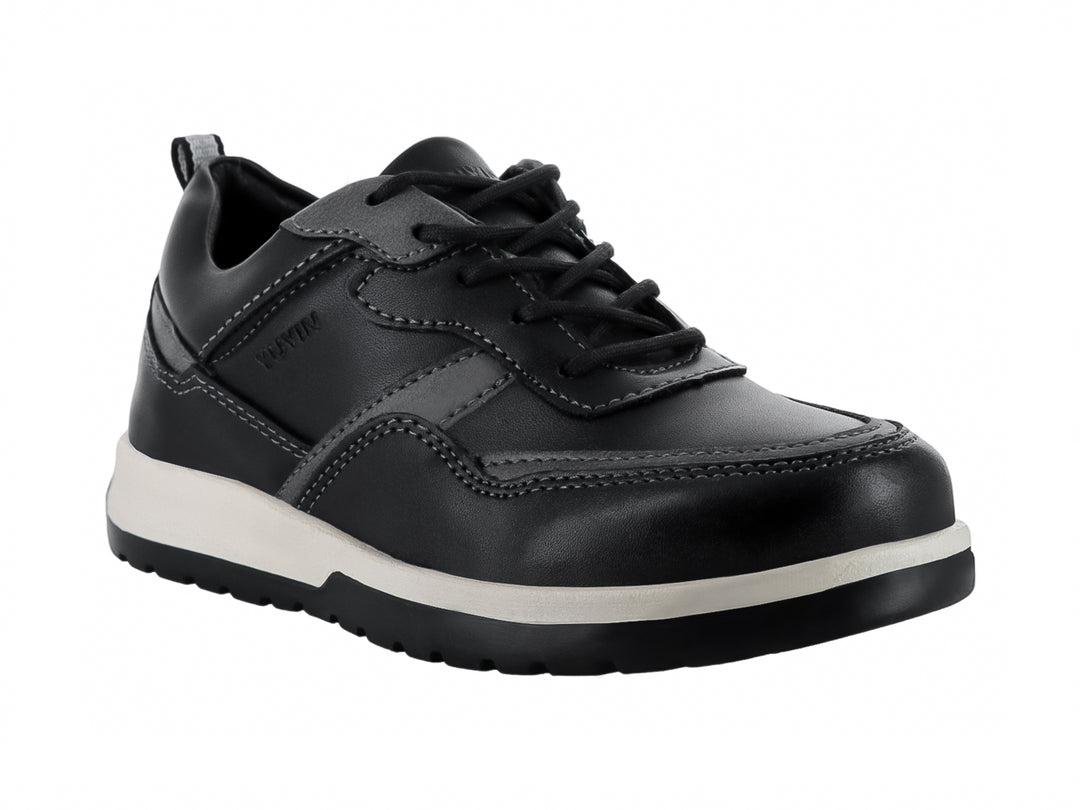 Tenis infantiles color negro con suela blanca y agujetas negras.