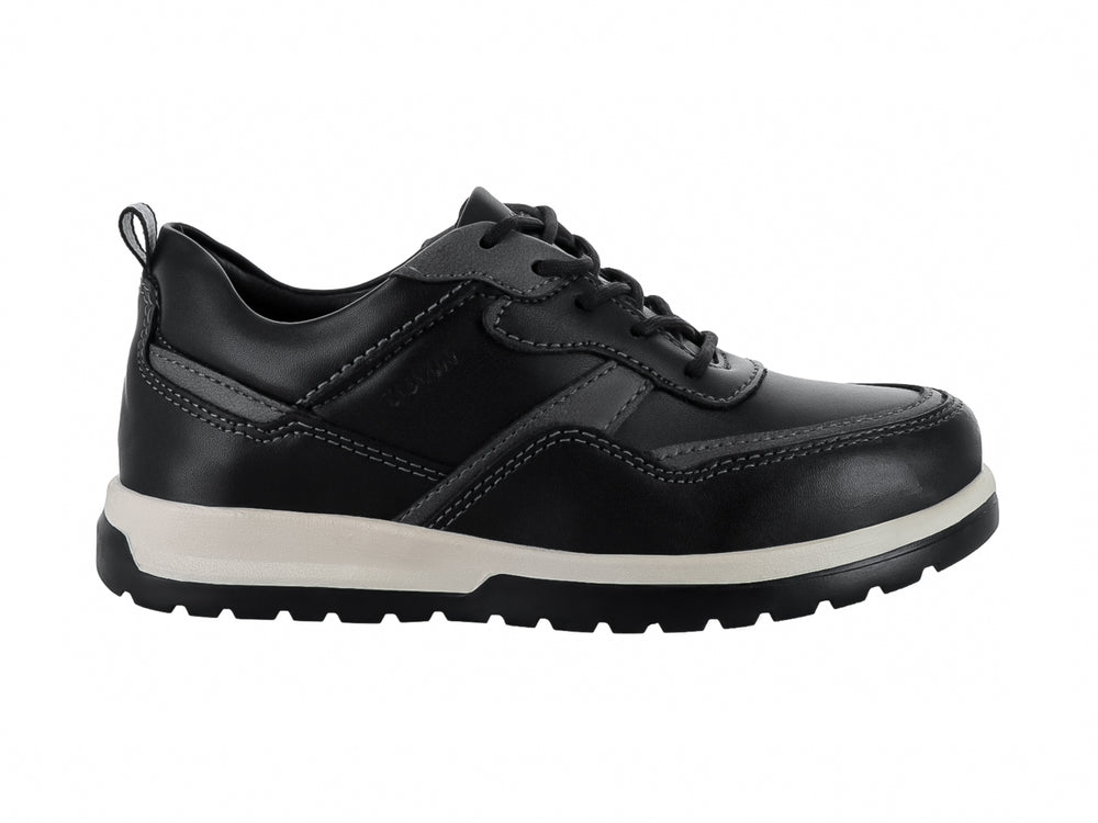 Tenis infantiles color negro con suela blanca y agujetas negras.