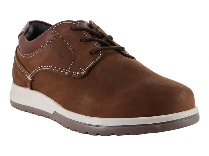 Zapato casual para niño en color café con suela blanca y cordones.