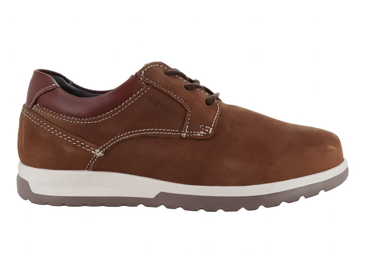 Zapato casual para niño en color café con suela blanca y cordones.