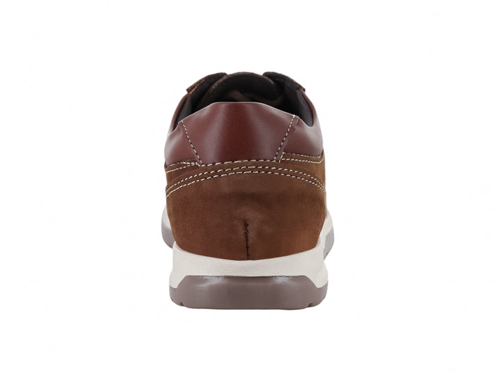 Zapato casual para niño en color café con suela blanca y cordones.