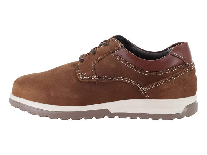 Zapato casual para niño en color café con suela blanca y cordones.