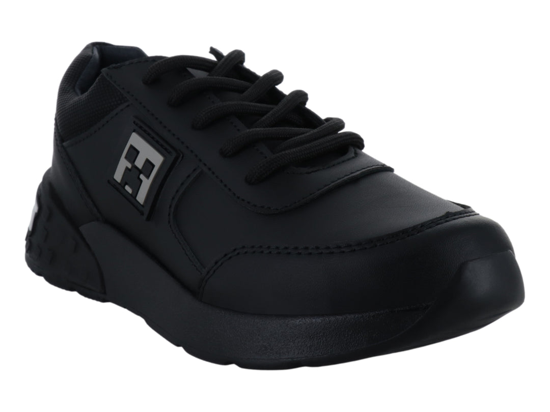 Tenis infantiles color negro de material sintético con agujetas y suela gruesa.