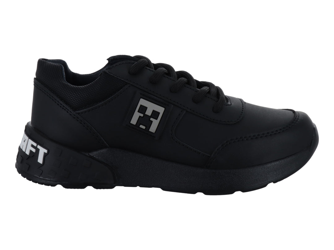 Tenis infantiles color negro de material sintético con agujetas y suela gruesa.