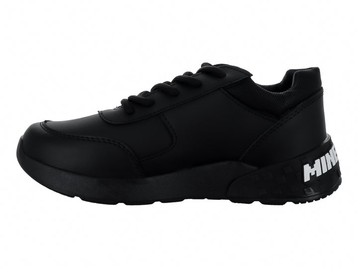 Tenis infantiles color negro de material sintético con agujetas y suela gruesa.