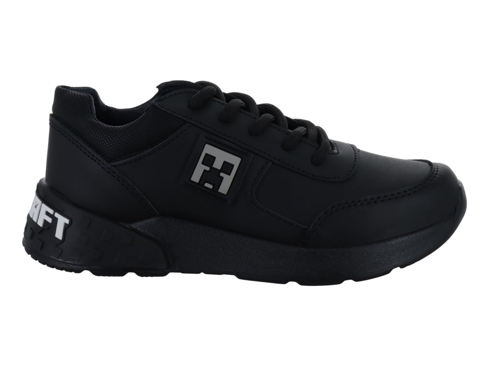 Tenis negros para niño de material sintético con cordones y suela gruesa.