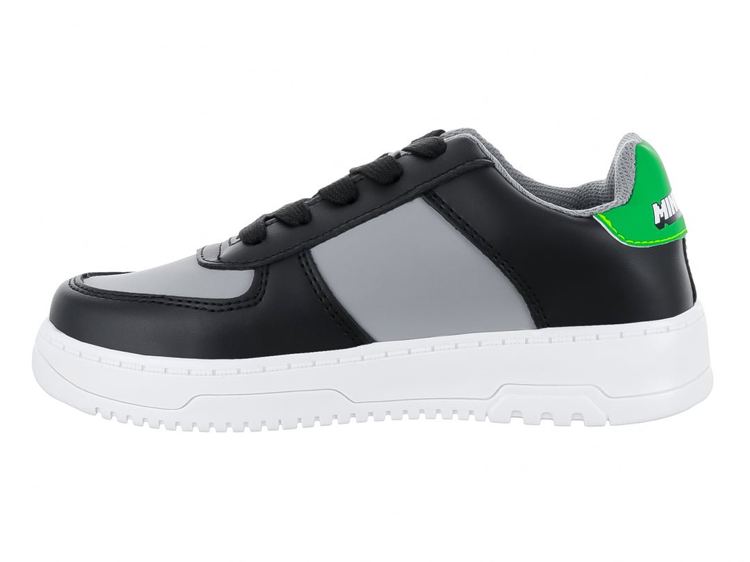 Tenis infantiles negros y grises con detalles de Minecraft y suela blanca.