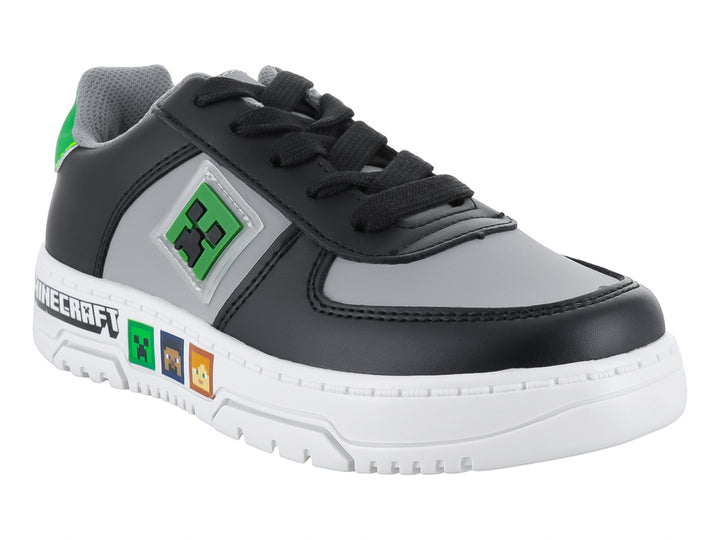 Tenis infantiles color negro y gris con detalles temáticos de Minecraft y suela blanca.