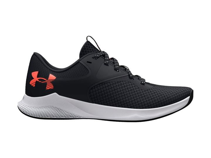 Tenis deportivos Under Armour color negro con suela blanca y logotipo rojo en el costado.