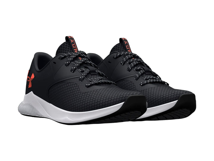 Tenis deportivos Under Armour color negro con suela blanca y logotipo rojo en el costado.