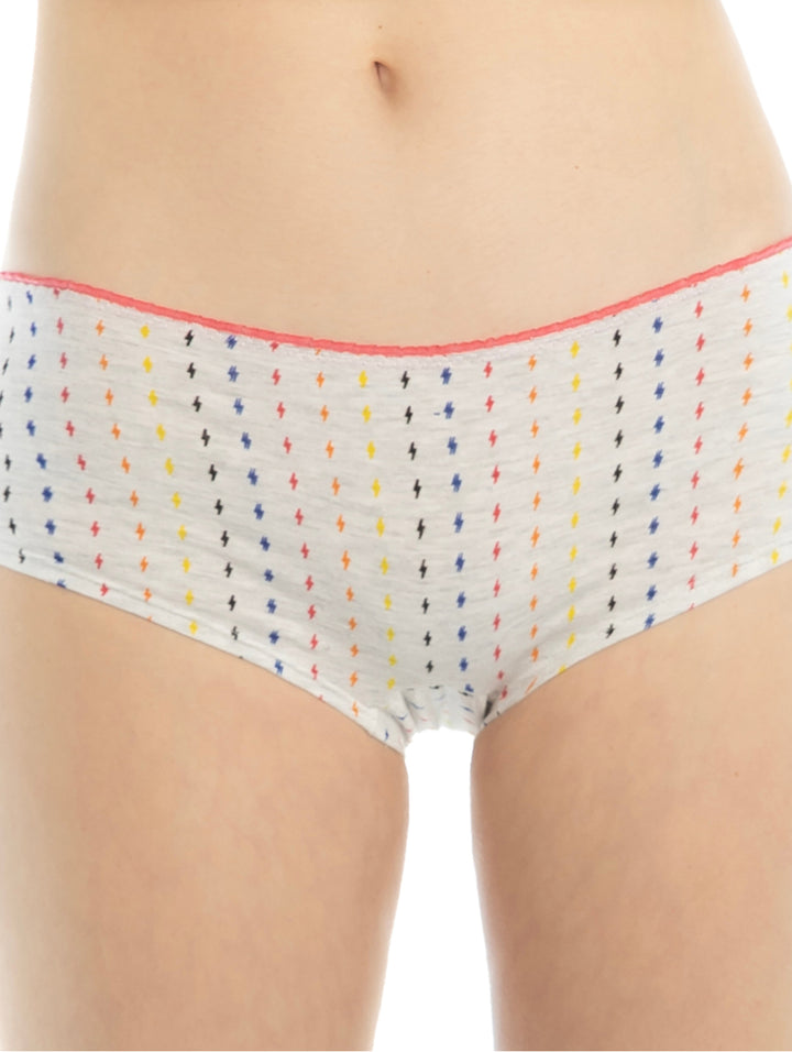 Set de tres boxers para mujer: uno coral sólido y dos blancos con estampados de rayos y yin-yang.