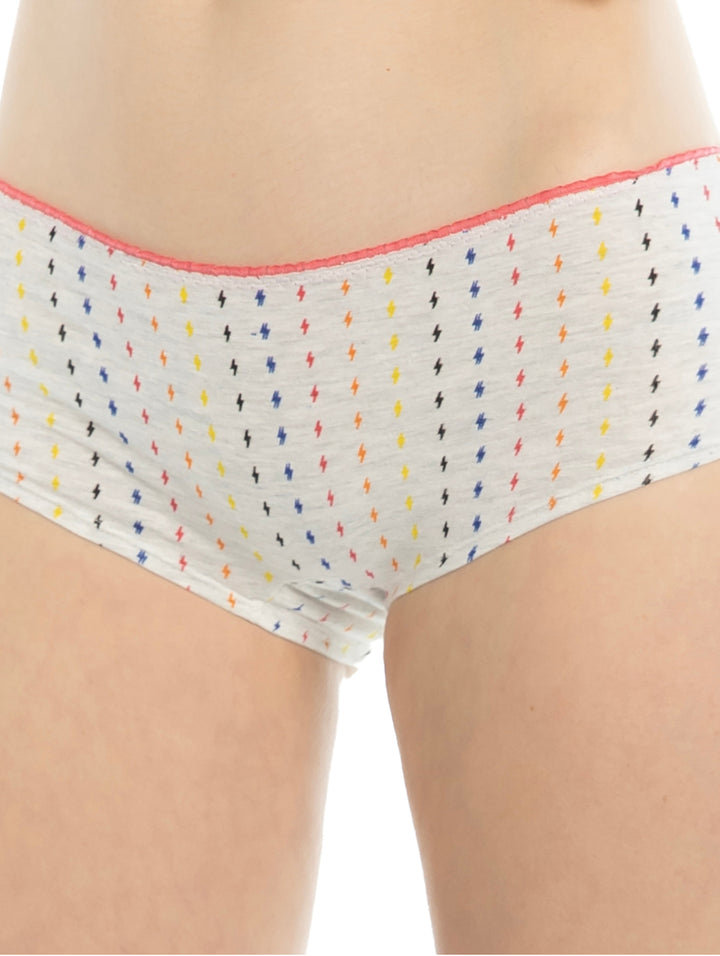 Set de tres boxers para mujer: uno coral sólido y dos blancos con estampados de rayos y yin-yang.
