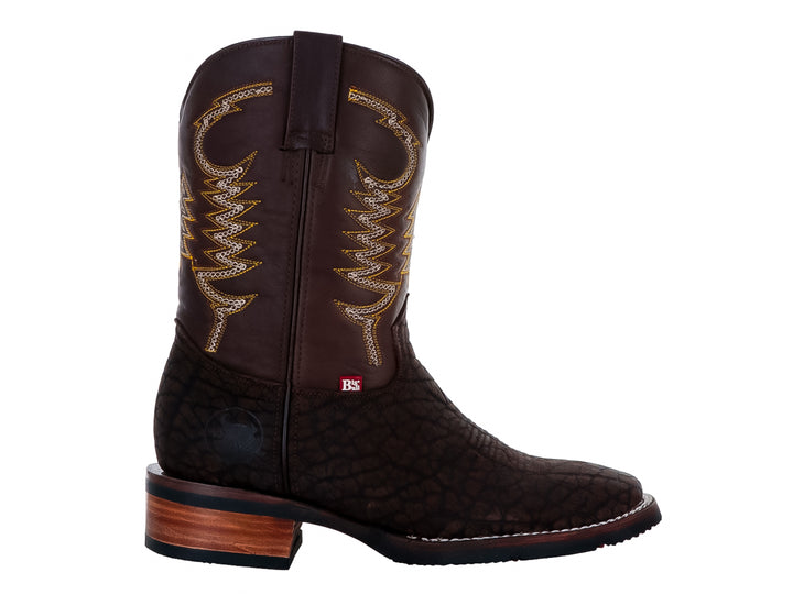 Bota vaquera de cuero color chocolate con bordados amarillos en el tubo y textura rugosa en la base.