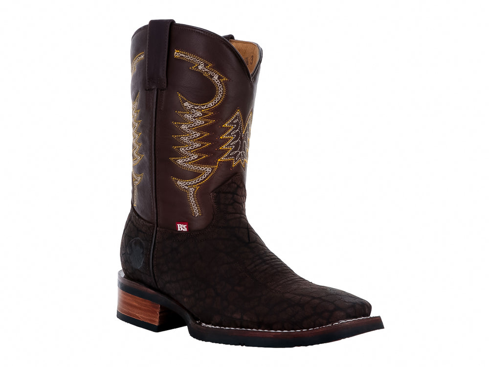 Bota vaquera de cuero color chocolate con bordados amarillos en el tubo y textura rugosa en la base.